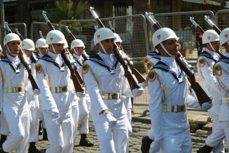 Foto de Izmir, Turquía - 30 de agosto de 2023: Un contingente de personal naval con uniformes blancos prístinos y cascos marcha con precisión durante el desfile del Día de la Victoria. - Imagen libre de derechos