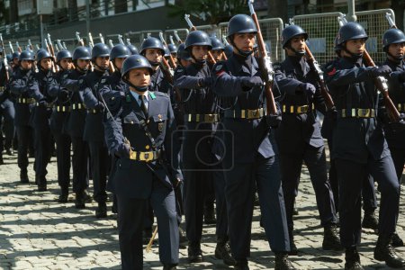 Téléchargez les photos : Izmir, Turquie - 30 août 2023 : Des policiers en uniforme bleu sont à l'attention, représentant la défense civile et l'application de la loi lors des célébrations du Jour de la Victoire. - en image libre de droit