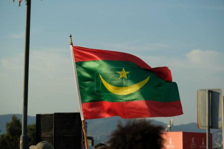 Téléchargez les photos : Drapeau mauritanien sur fond bleu ciel. - en image libre de droit