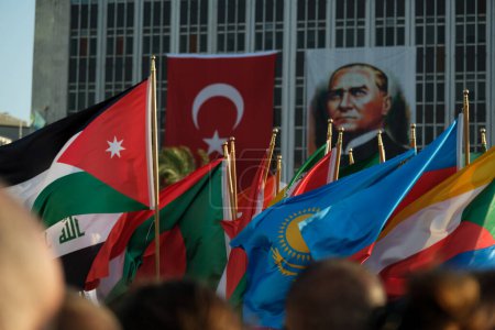Téléchargez les photos : Drapeau turc, Atatürk et divers drapeaux des nations au premier plan - en image libre de droit