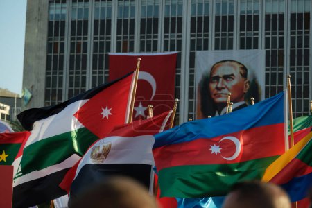 Foto de Bandera turca, Ataturk y varias naciones banderas en primer plano - Imagen libre de derechos