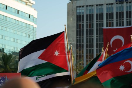 Téléchargez les photos : Drapeau turc et divers drapeaux des nations au premier plan. - en image libre de droit