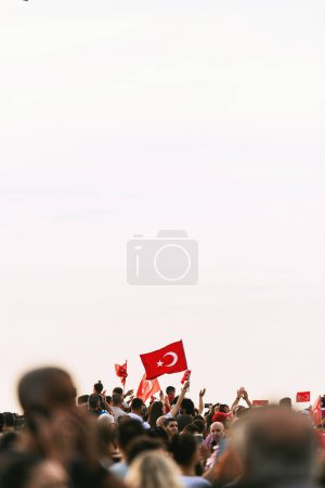 Téléchargez les photos : Izmir, Turquie - 9 septembre 2023 : Une foule jubilante agite plusieurs drapeaux turcs sur la place Cumhuriyet, marquant la célébration vibrante de la libération d'Izmir. - en image libre de droit