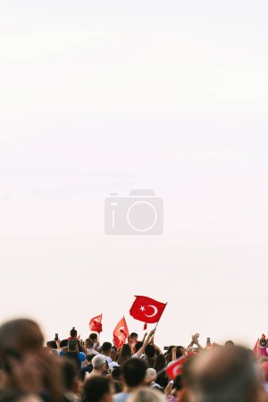 Foto de Izmir, Turquía - 9 de septiembre de 2023: En medio del mar de gente jubilosa en la Plaza Cumhuriyet celebrando la liberación de Izmir, un individuo se destaca, enarbolando orgullosamente la bandera turca - Imagen libre de derechos