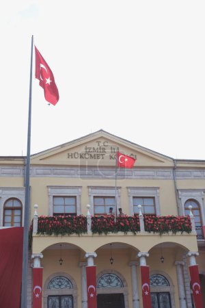 Foto de Izmir, Turquía, 9 de septiembre de 2023, En celebración de la liberación de la ciudad, la caballería levanta simbólicamente la bandera turca en la Mansión del Gobierno de Izmir - Imagen libre de derechos