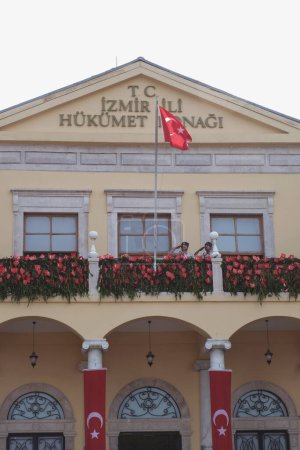 Téléchargez les photos : Izmir, Turquie, 9 septembre 2023, Pour célébrer la libération de la ville, la cavalerie lève symboliquement le drapeau turc au manoir du gouvernement d'Izmir - en image libre de droit