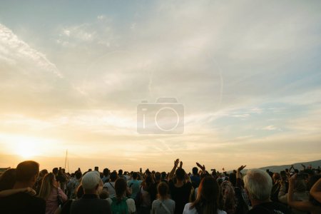 Foto de Izmir, Turquía, 9 de septiembre de 2023: En el aniversario de la liberación de Izmir, los pilotos de aviones de combate asombran a la multitud al dibujar un corazón en el cielo con humo. Los espectadores miran con asombro, celebrando la especial incluso - Imagen libre de derechos