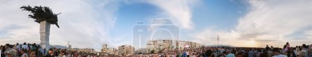 Foto de Izmir, Turquía - 9 de septiembre de 2023 Una impresionante vista panorámica de 360 grados de la plaza Cumhuriyet llena de gente que celebra el día de la liberación de Izmir, con la icónica estatua de zgrlk Aac de pie en medio de la alegre multitud - Imagen libre de derechos