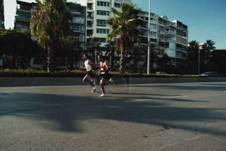 Foto de Izmir, Turquía, 10 de septiembre de 2023: Dos competidores masculinos corren por las calles de Karatas durante la vibrante Maratón de Izmir - Imagen libre de derechos