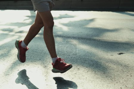 Téléchargez les photos : Izmir, Turquie, 10 septembre 2023 : Les pieds d'un coureur masculin vêtus de chaussures de course Nike sont capturés en gros plan, incarnant l'esprit du marathon d'Izmir - en image libre de droit