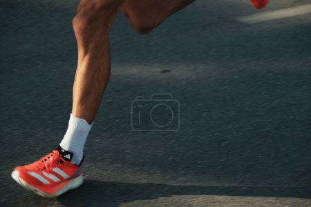 Téléchargez les photos : Izmir, Turquie, 10 septembre 2023 : Un gros plan des pieds d'un coureur masculin, avec des chaussures de course Adidas, capture l'essence du marathon d'Izmir - en image libre de droit