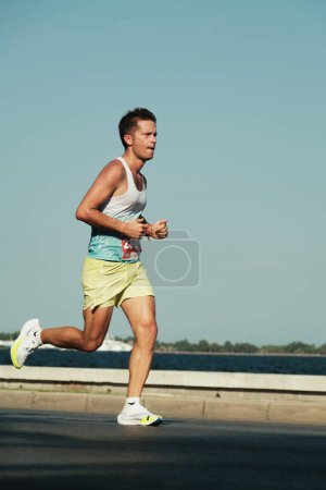 Téléchargez les photos : Izmir, Turquie, 10 septembre 2023 : Un homme dans la trentaine, portant des chaussures de course Nike, court le long du Goztepe au cours du marathon d'Izmir - en image libre de droit