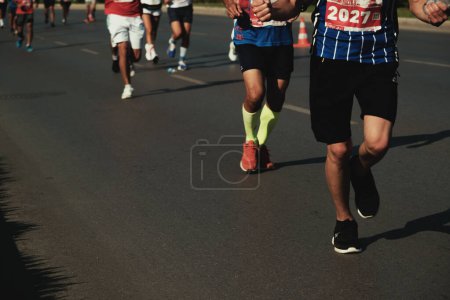 Téléchargez les photos : Izmir, Turquie, 10 septembre 2023 Un gros plan sur la diversité des chaussures de course de nombreux concurrents au semi-marathon de Gztepe - en image libre de droit