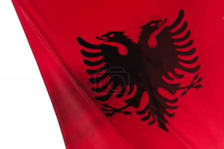 Téléchargez les photos : Photo capturant les détails complexes du drapeau albanais en gros plan, soulignant son design rouge et noir audacieux - en image libre de droit