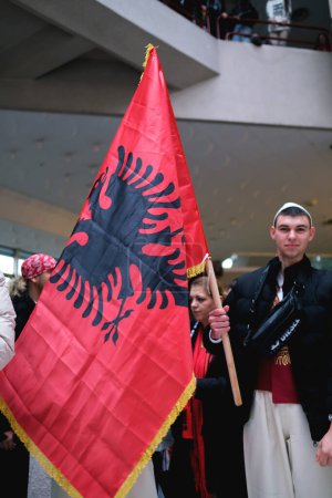 Foto de Tirana, Albania - 28 de noviembre: Un estudiante con vestimenta tradicional albanesa posa con una bandera en las celebraciones del Día de la Independencia - Imagen libre de derechos