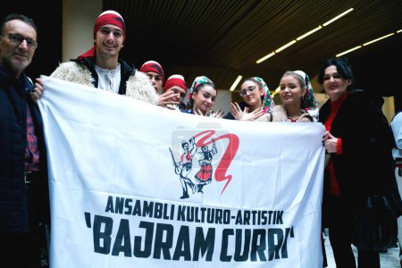 Foto de Tirana, Albania - 28 de noviembre: Bajram Curri Comunidad Cultural y Artística posa en trajes tradicionales con una pancarta durante las celebraciones - Imagen libre de derechos