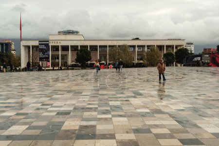 Foto de Tirana, Albania - 29 de noviembre de 2023: Una foto del Edificio de la Ópera ubicado en la Plaza Skanderbeg en Tirana, mostrando su elegancia arquitectónica - Imagen libre de derechos