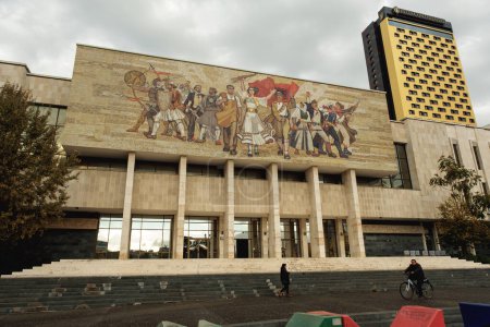 Téléchargez les photos : Tirana, Albanie - 29 novembre 2023 : Une photo du Musée national d'histoire de la place Skanderbeg, prise un jour pluvieux de l'indépendance à Tirana - en image libre de droit