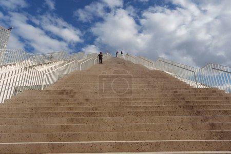 Foto de Tirana, Albania - 29 de noviembre de 2023: Una foto diurna que muestra a la gente de pie en las escaleras del icónico edificio de la Pirámide en Tirana. - Imagen libre de derechos