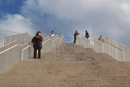 Téléchargez les photos : Tirana, Albanie - 29 novembre 2023 : Une photo diurne montrant des personnes debout sur les escaliers de l'emblématique bâtiment de la Pyramide à Tirana. - en image libre de droit