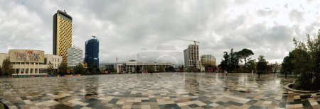 Téléchargez les photos : Tirana, Albanie - 29 novembre 2023 : Photo panoramique de la place Skanderbeg avec le Musée national d'histoire, le Ballet de l'opéra, la mosquée Ethem Bey, la statue Skanderbeg et l'hôtel Intercontinental de Tirana. - en image libre de droit