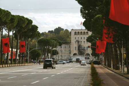 Foto de Tirana, Albania - 29 de noviembre de 2023: Una foto de calle de Martyrs of the Nation Boulevard que muestra el edificio de la Madre Teresa, con un adoquín, carretera de dos carriles en primer plano - Imagen libre de derechos