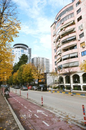 Téléchargez les photos : Tirana, Albanie - 29 novembre 2023 : Une juxtaposition de bâtiments anciens et modernes dans le quartier de Blloku, capturé en une seule photographie - en image libre de droit