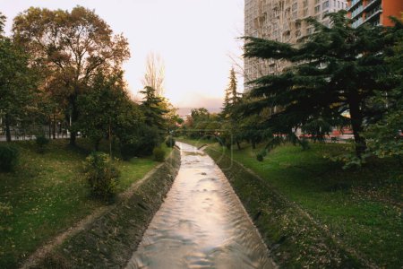 Foto de Tirana, Albania - 29 de noviembre de 2023: Fotografía de larga exposición captura el flujo del río cerca de Downtown One - Imagen libre de derechos