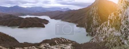 Téléchargez les photos : Superbe photo panoramique du lac Bovilla près de Tirana, Albanie, montrant la beauté sereine du paysage - en image libre de droit