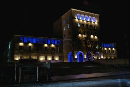 Téléchargez les photos : Tirana, Albania - November 28, 2023: Night shot of Mother Teresa's silhouette in front of the Polytechnic University of Tirana - en image libre de droit