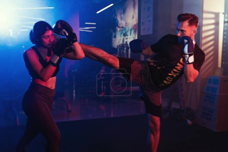 Frau und Mann trainieren Kickbox im Fitnessstudio.