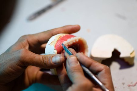 Foto de Primer plano de la artesanía dental protésica, mostrando el trabajo detallado de crear una prótesis dental - Imagen libre de derechos