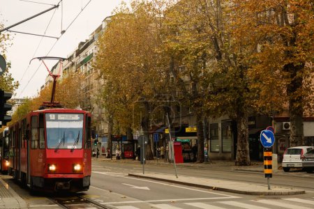 Foto de Belgrado, Serbia - 2 de diciembre de 2023: Vista de la calle de la zona de Kalemegdan en Belgrado, Serbia, capturada durante el día con el tranvía histórico, que muestra el rico patrimonio de la ciudad y la vibrante vida urbana - Imagen libre de derechos