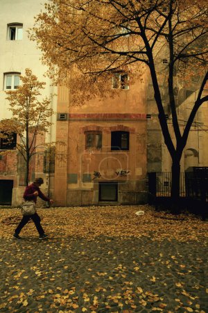 Foto de Belgrado, Serbia - 2 de diciembre de 2023: Una foto diurna del barrio de Skadarlija en Belgrado, Serbia, con hojas amarillas dispersas en el suelo, capturando la esencia del otoño en la ciudad - Imagen libre de derechos