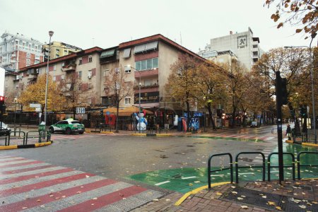 Téléchargez les photos : Tirana, Albanie - 28 novembre 2023 : Photographie des passages piétons à l'intersection des rues Abdyl Frasheri et Ibrahim Rugova - en image libre de droit