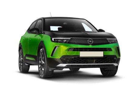 Téléchargez les photos : Izmir, Turquie 23 décembre 2023 : Plan studio d'une Opel Mokka 2022 verte montrant son côté droit avec une vue partielle de face sur un fond blanc, mettant en évidence le design des véhicules - en image libre de droit