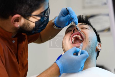 Foto de Procedimiento de blanqueamiento dental experto en curso - Imagen libre de derechos