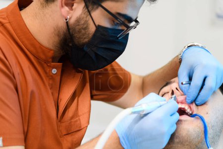 Téléchargez les photos : Procédure de blanchiment dentaire expert en cours - en image libre de droit