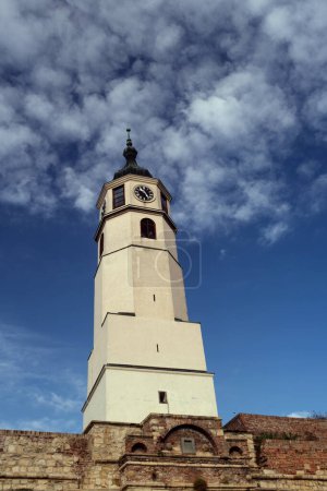 Téléchargez les photos : Belgrade, Serbie - 2 décembre 2023 : Vue de la tour de l'horloge historique dans le parc Kalemegdan contre un ciel nuageux. - en image libre de droit