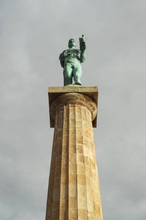 Téléchargez les photos : Belgrade, Serbie - 2 décembre 2023 : Plan unique du célèbre monument Victor debout contre le ciel dans le parc Kalemegdan, symbolisant la paix et la liberté - en image libre de droit