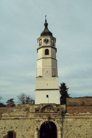 Téléchargez les photos : Belgrade, Serbie - Vue de la tour de l'horloge historique dans le parc Kalemegdan contre un ciel nuageux. - en image libre de droit