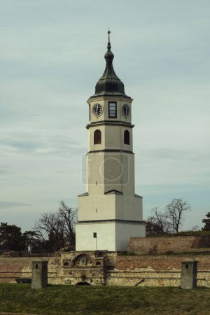 Téléchargez les photos : Belgrade, Serbie - Vue de la tour de l'horloge historique dans le parc Kalemegdan contre un ciel nuageux. - en image libre de droit