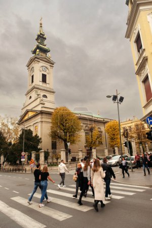 Foto de Belgrado, Serbia - 2 de diciembre de 2023 La Catedral de San Miguel se levanta majestuosamente contra un cielo nublado en Belgrado - Imagen libre de derechos