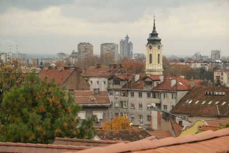 Téléchargez les photos : Belgrade, Serbie - 3 décembre 2023 : Une vue obscure saisit le paysage urbain varié, ponctué par l'emblématique Tour Zemun et les flèches lointaines de l "église - en image libre de droit
