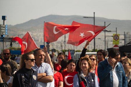 Téléchargez les photos : Izmir, Turquie - 23 avril 2024 : Des spectateurs avec des drapeaux turcs se rassemblent lors des célébrations de la Souveraineté nationale et de la Journée de l'enfance sur la place de la République d'Izmir - en image libre de droit