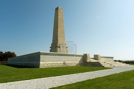 Foto de Canakkale, Turquía - Mar 18 2024: Memorial del Cabo Helles en Watchman Baba Hill, dedicado a más de 20,000 soldados británicos que murieron en la Primera Guerra Mundial y no tienen tumba conocida. - Imagen libre de derechos