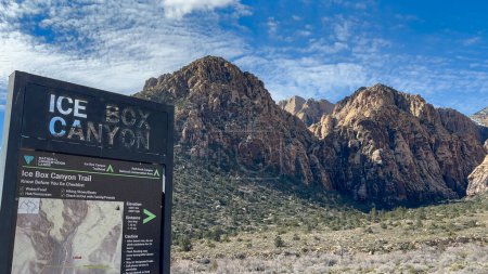 Das Ice Box Canyon Trailhead-Schild und die Karte mit atemberaubender Aussicht auf die Berge und den Canyon im Hintergrund - Red Rock Canyon National Conservation Area, Nevada, USA