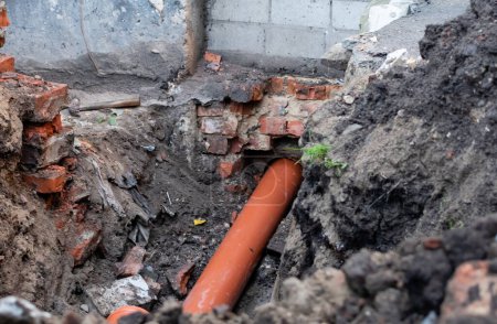 Téléchargez les photos : Réparation de drain d'égout avec tuyau en plastique solide de grand diamètre dans la zone ouverte - en image libre de droit