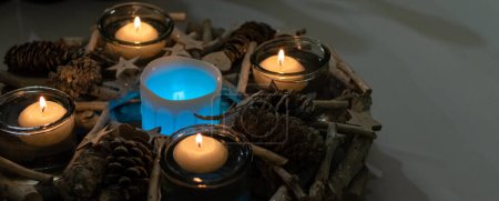 Téléchargez les photos : Decorative handmade installation of candles and fir cones - en image libre de droit