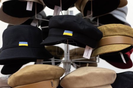 Casques du fabricant ukrainien Bikkstore chapeaux close-up